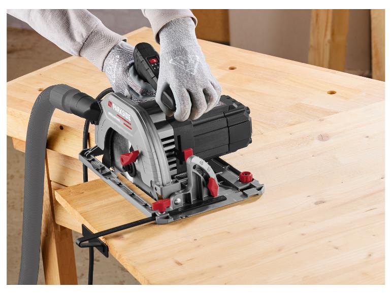 Parkside Performance Kreissäge auf einer Holzwerkbank, bedient von behandschuhten Händen.