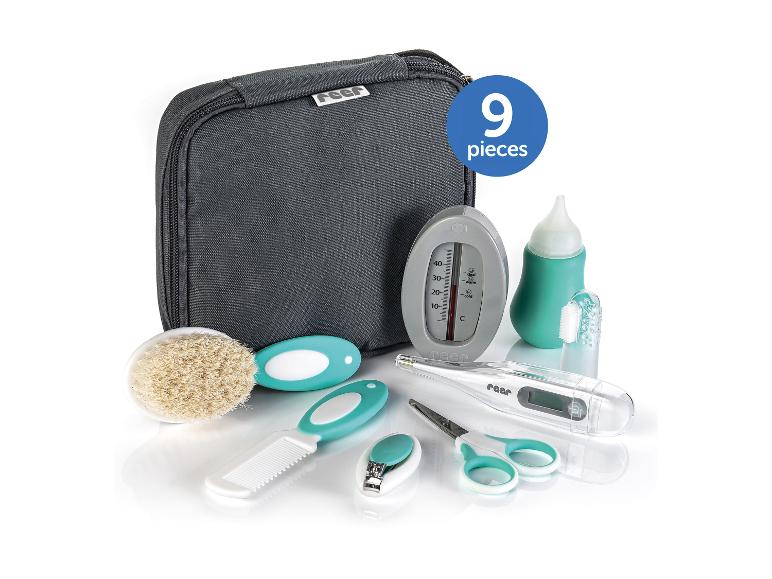9-teiliges Babypflegeset mit Bürste, Kamm, Thermometer und Schere in einer grauen Tasche.
