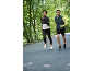 Zwei Läufer in Sportkleidung joggen draußen, Frau in Jacke und Mann in Weste.