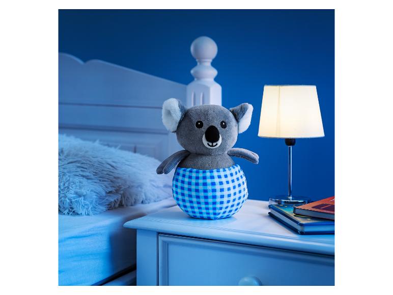 Ein Plüschkoala im Pyjama auf dem Nachttisch.