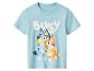 Hellblaues Kinder-T-Shirt mit „BLUEY“-Schriftzug und den sich umarmenden Figuren Bluey und Bingo.