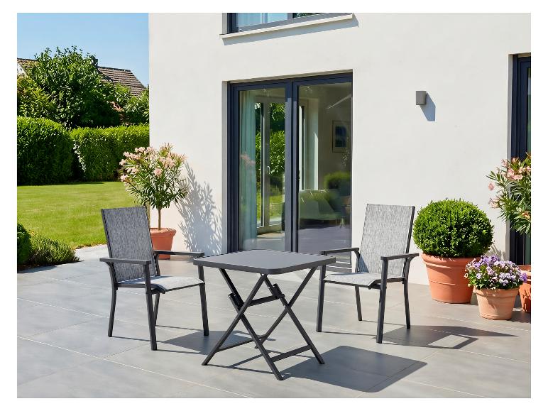 Gartenmöbel-Set: grauer Klapptisch und zwei Stühle auf einer Terrasse.