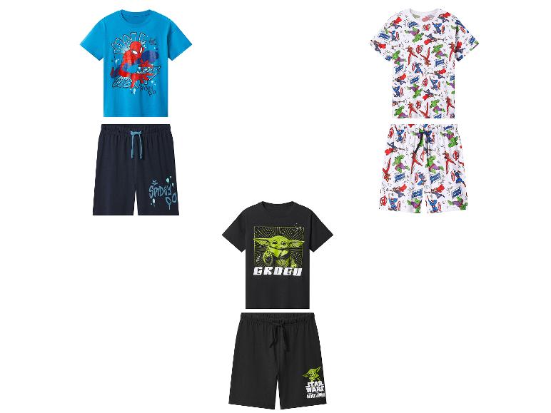 Drei Sets kurzer Kinderpyjamas: blau mit Spider-Man, weiß mit Avengers und schwarz mit Grogu.