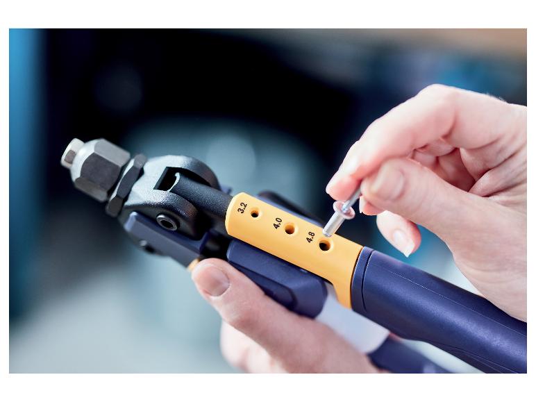 LIVARNO® Multi Blindnietzange »RP100 HD« beim Einsetzen einer Niete