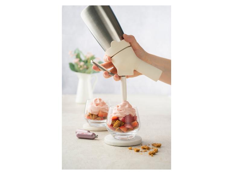 Erdbeer-Dessert mit Schlagsahne, zubereitet mit einem ISI-Siphon.