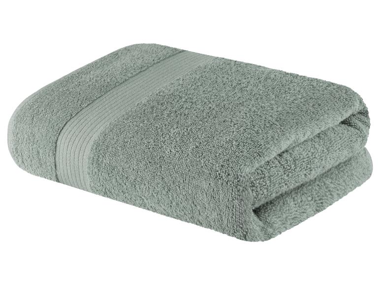 Gefaltete Badehandtücher in grau-grüner Farbe.