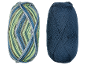 Zwei Garnknäuel, eines mehrfarbig in Blau, Grün und Grau, und eines einfarbig dunkelblau.
