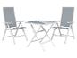 Graues Gartenmöbelset mit zwei Klappstühlen und einem quadratischen Klapptisch.