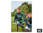 Mann im Trainingsanzug und grünen PARKSIDE Badepantoletten beim Picknick. [KI-generiertes Bild]