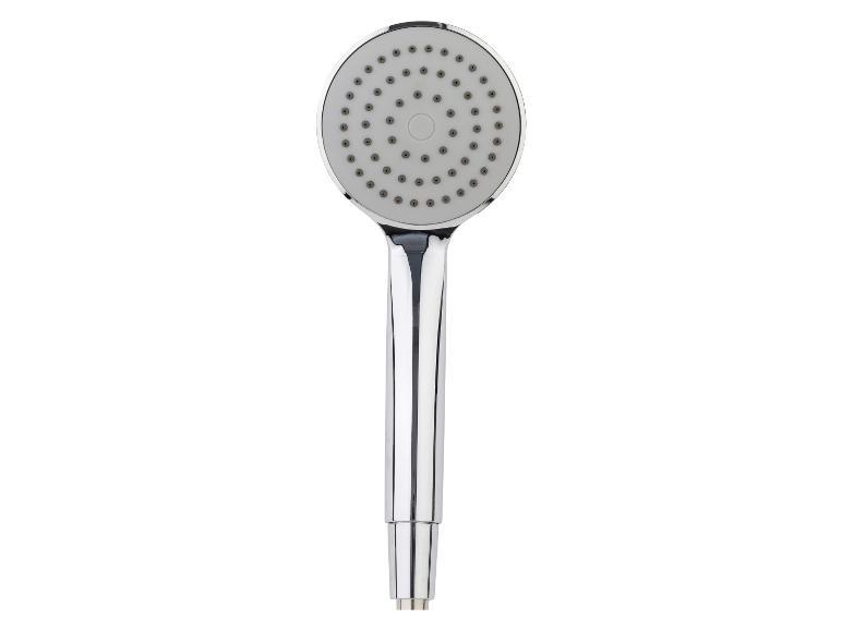 Ein verchromter Duschkopf mit runder Sprühdüse.