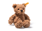 Brauner Plüschteddybär sitzend auf weißem Hintergrund.