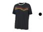 Schwarzes T-Shirt mit roten, gelben und grauen Zickzack-Streifen auf der Brust.
