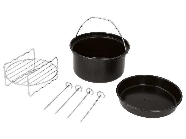 Heißluftfritteusen-Zubehörset mit runder Backform, Topf mit Griff, Rost und Spießen.