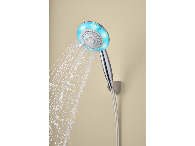 Duschkopf mit Chrom-Finish und blauer LED-Beleuchtung, aus dem Wasser spritzt.