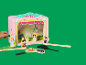 Rosa Holz-Puppentheater mit Prinzessin-, Ritter-, Frosch- und Hexenfiguren.