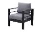 Ein moderner Outdoor-Sessel mit schwarzem Rahmen und grauen Kissen.