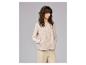 Frau in beiger Fleeceweste, Langarmshirt und beiger Hose.