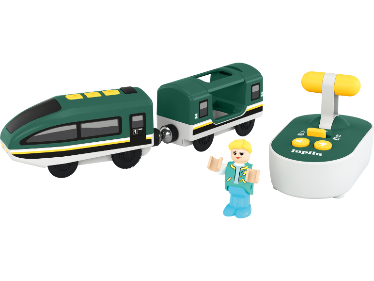 Grüner Spielzeugzug mit Waggons, Figur und Fernbedienung.