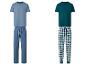 Zwei Herren-Pyjama-Sets: eines einfarbig blau und eines grün mit karierten Hosen.