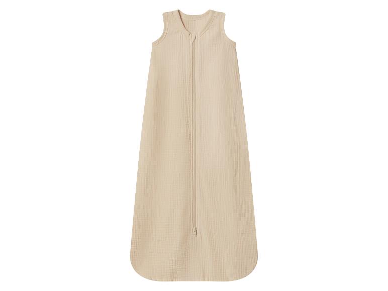 Beiger Babyschlafsack mit Reißverschluss vorne.