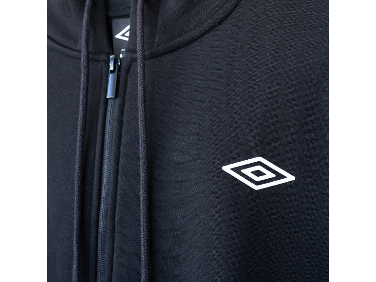 Schwarzer Kapuzenpullover mit Reißverschluss und weißem Logo auf der Brust.