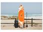 Orange-weißes SUP-Board mit Zubehör an einem Sandstrand am Meer.