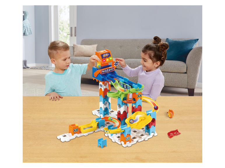 Zwei Kinder spielen mit einem VTech Marble Rush Kugelbahn-Set.
