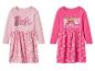 Zwei rosa Mädchenkleider mit langen Ärmeln, eines mit Barbie-Schriftzug, das andere mit Paw Patrol-Motiv.