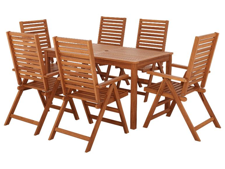 Holztisch und sechs klappbare Stühle für den Außenbereich.