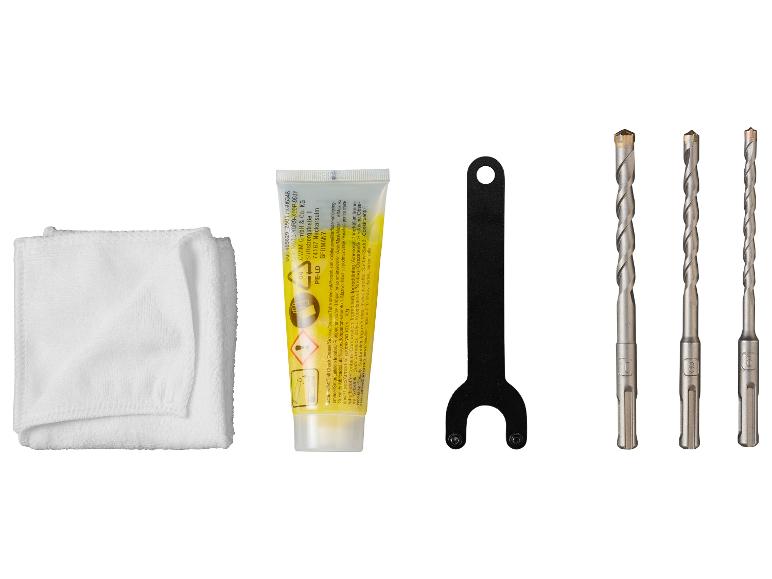 Ein Set Elektrowerkzeugzubehör, bestehend aus einem Tuch, einer Tube Fett, einem Schraubenschlüssel und drei Bohrern.