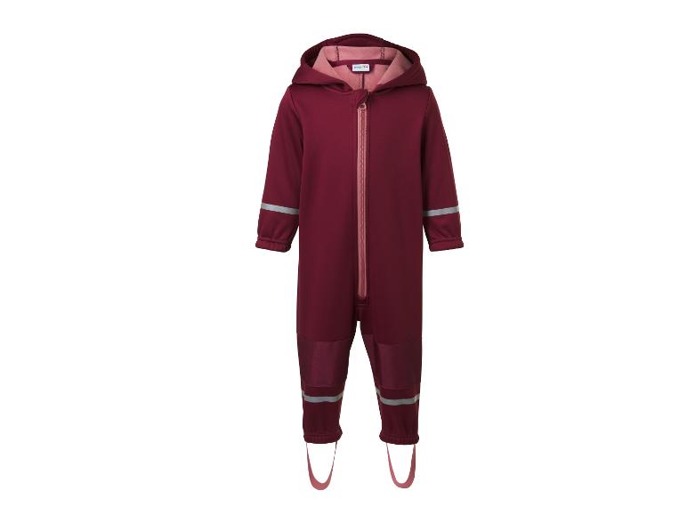 Bordeauxroter Kinder-Softshell-Overall mit Kapuze, Reißverschluss und Reflektorstreifen.