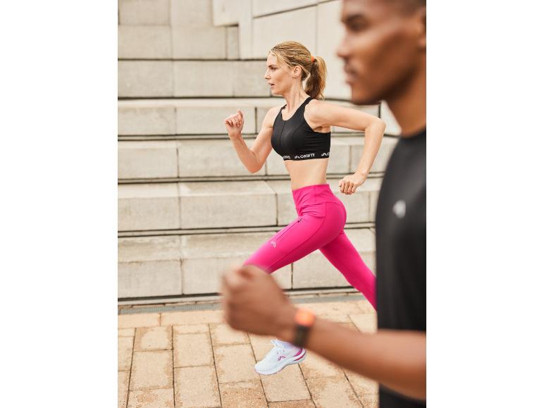 Frau beim Joggen in rosa Leggings und schwarzem Crivit Sport-BH.