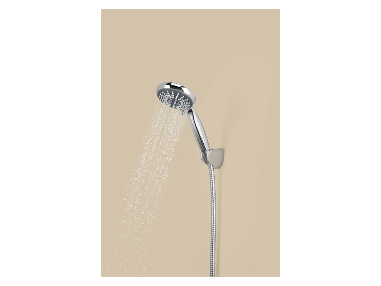 Verchromtes Duschset mit Wasserstrahl auf hellem Hintergrund.