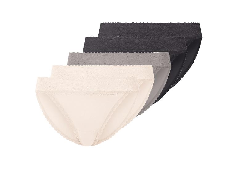 Vier Paare Damen-Spitzenslips in Schwarz, Dunkelgrau, Hellgrau und Beige, diagonal gestapelt.