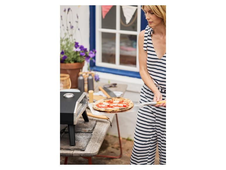 Pizza aus einem Pizzaofen mit Pizzaschieber.