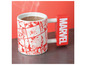 Eine Marvel Tasse mit rotem Griff und einer Abbildung von Superhelden.