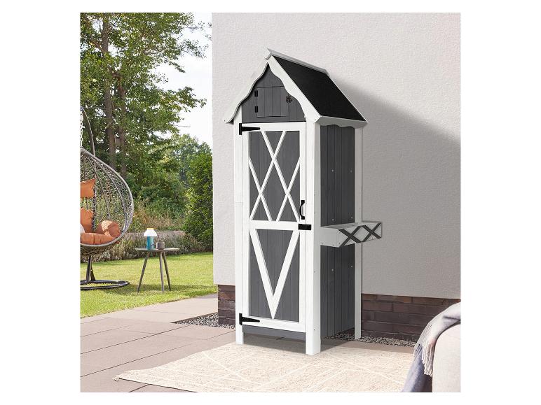 Gartenschrank mit Hängesessel und Gartenmöbeln auf einer Terrasse.