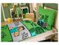 Minecraft-Bettwäsche in einem Kinderzimmer mit Schreibtisch und Stuhl.
