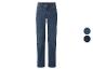 Blaue Jeans mit zwei Farbmustern auf weißem Hintergrund.