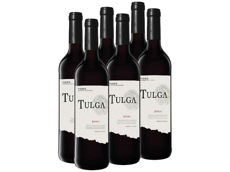Sechs Flaschen Rotwein Tulga Joven mit weißen und schwarzen Etiketten.