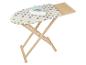 Bügelbrett aus Holz mit Spielzeugbügeleisen, mit Tupfenmuster.