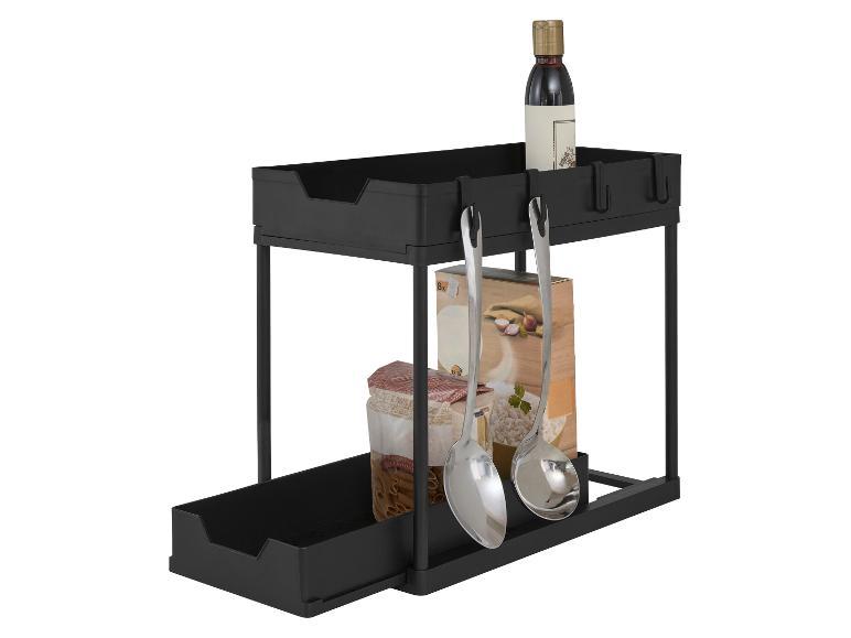 Schwarzer zweistufiger Küchenorganizer mit Flasche, Nudeln, Reis und zwei Schöpfkellen.