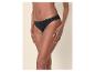 Frau in schwarzen High-Cut-Slips, seitlich posierend.