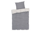 Ein grauer Bettbezug mit passendem Kissenbezug.