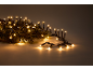Weihnachtsbeleuchtung mit warmweißen LED-Lichtern und grünen Tannenzweigen.