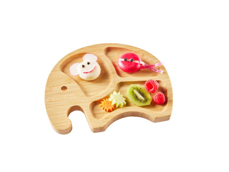 Bambus-Elefanten-Teller mit Portionen Obst, Gemüse und Käse.