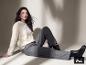 Frau im weißen ESMARA Premium-Pullover mit Mohair-Anteil und grauer Hose. [KI-generiertes Bild]