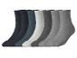 Sieben Paar Socken in Grau-, Blau- und Weißtönen, in einer Reihe angeordnet