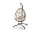 Hängesessel in Eiform aus Rattan mit cremefarbenen Kissen und schwarzem Metallgestell.