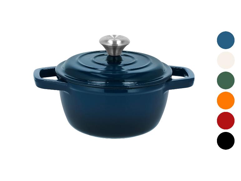 Blauer Gusseisentopf mit Deckel und verschiedenen Farbmustern